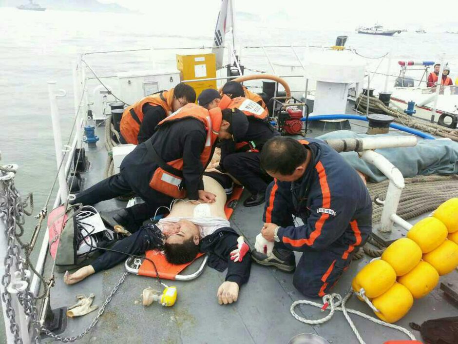 Prie Pietų Korėjos krantų nuskendus keltui 4 žmonės žuvo, dar 283 dingo 