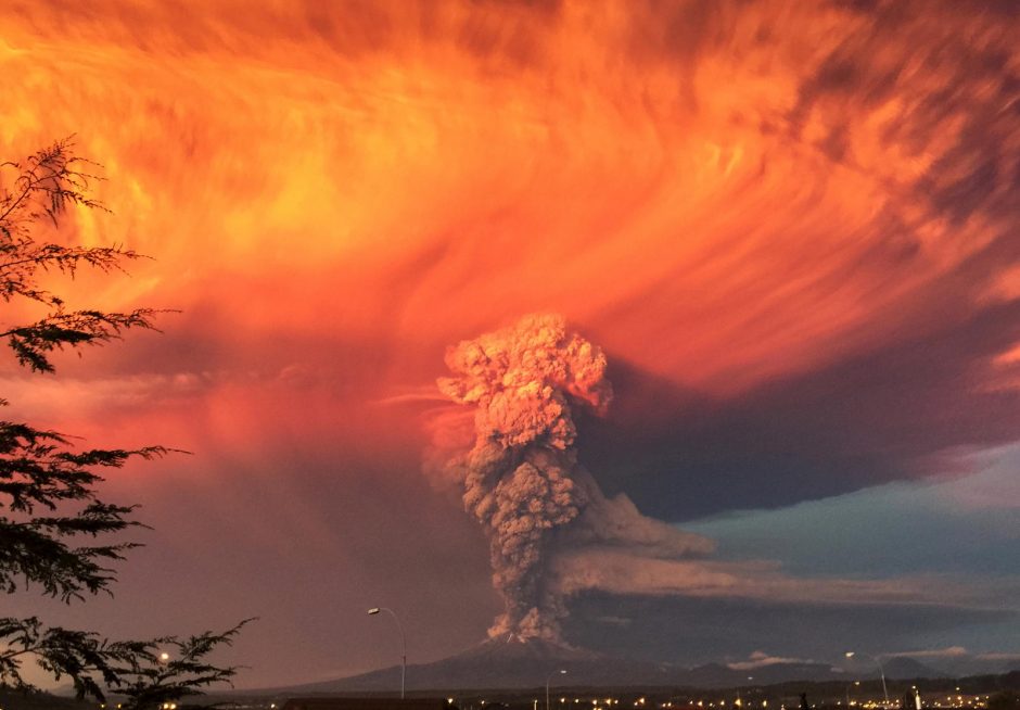 Vėl išsiveržė pusšimtį metų miegojęs Čilės ugnikalnis