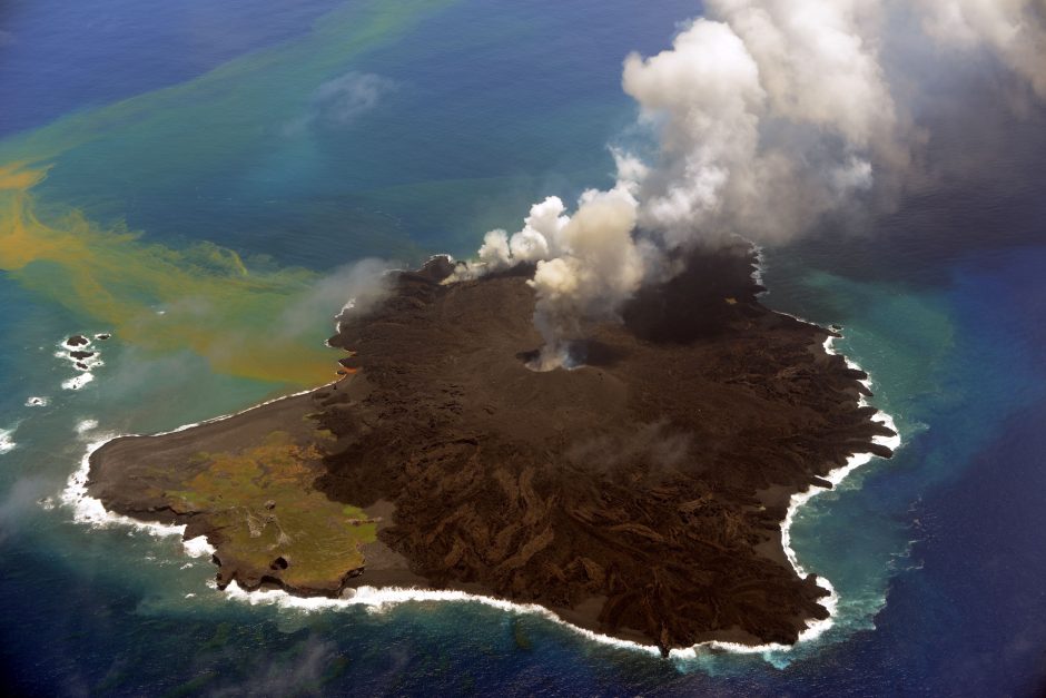 Japonijoje viena vulkaninė sala toliau rusena ir auga