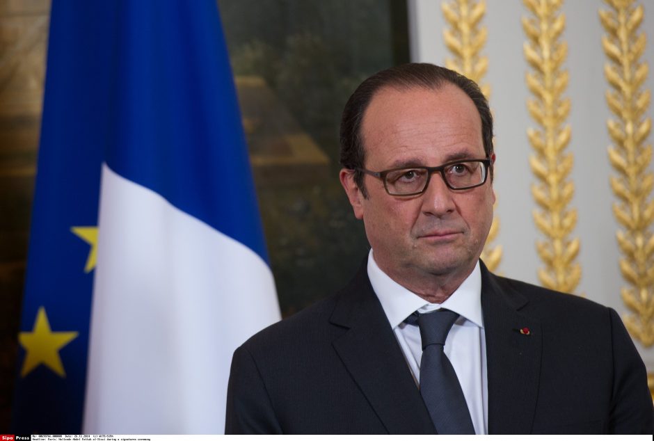 Prancūzijos prezidentas F. Hollande atvyko į Ebolos apimtą Gvinėją