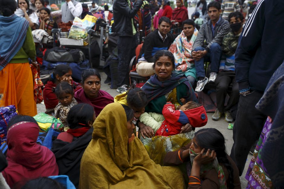 Tūkstančiai Nepalo sostinės gyventojų stengiasi ištrūkti iš miesto