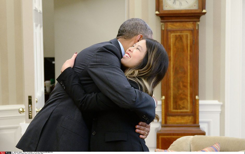 B. Obama apkabino nuo Ebolos karštligės išgijusią slaugytoją