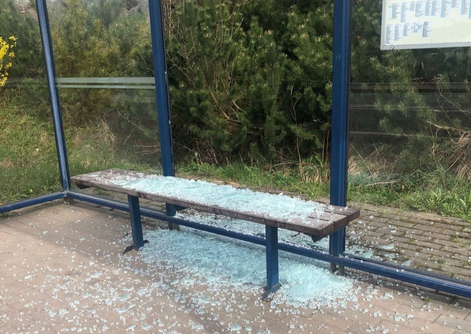 Klemiškės autobusų stotelėje – išdaužtas stiklas: dar vienas paauglių vandalizmo atvejis?