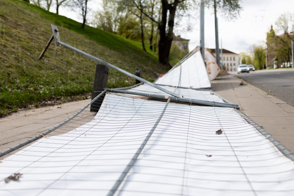 Vilniuje vėjo nuverstos tvoros