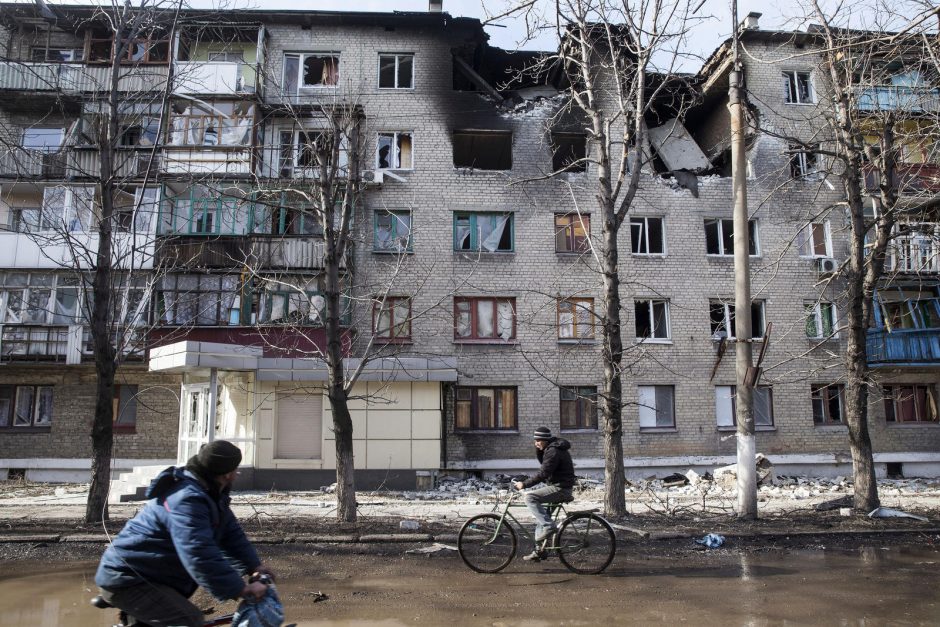 Rytų Ukrainoje per pastarąją parą sužeisti aštuoni vyriausybės pajėgų kariai