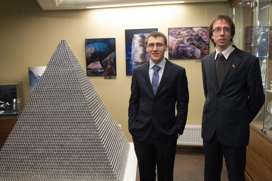 Vilniuje baigiama statyti didžiausia pasaulyje piramidė iš monetų