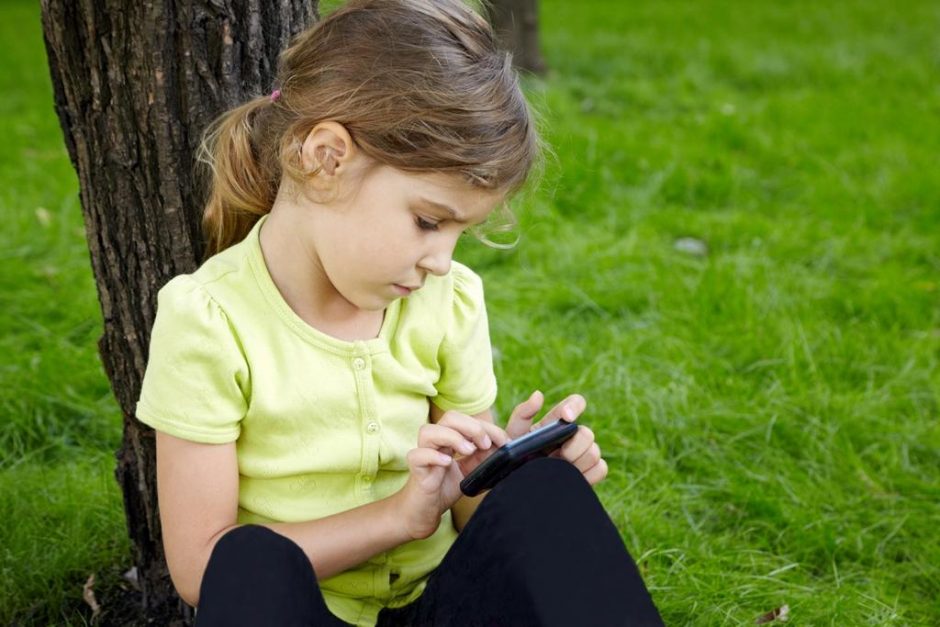 Šeši patarimai perkant pirmąjį mobilų telefoną vaikams