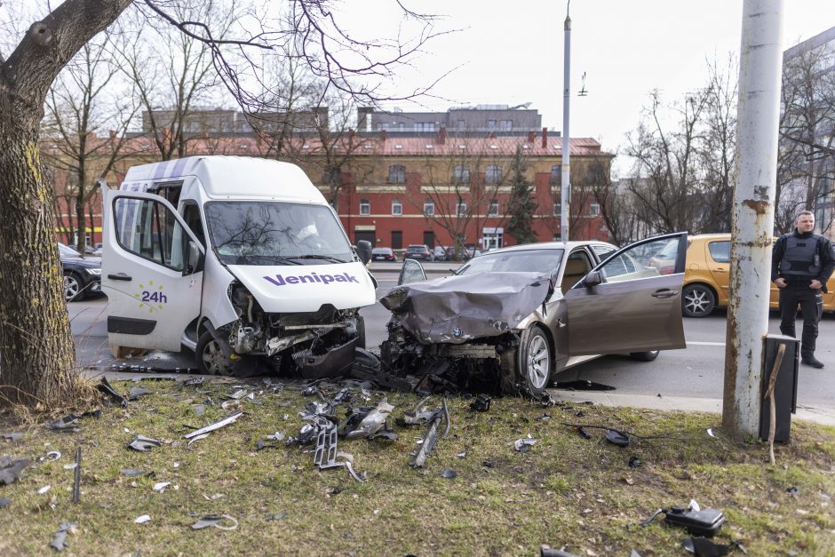 Vilniuje – žiauri prieš eismą važiavusio BMW kaktomuša su mikroautobusu: sužaloti du žmonės