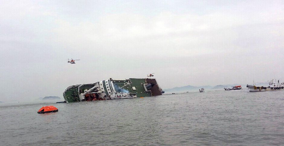 Prie Pietų Korėjos krantų nuskendus keltui 4 žmonės žuvo, dar 283 dingo 