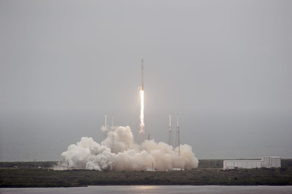 JAV bendrovės „SpaceX“ raketa sprogo per bandomąjį skrydį