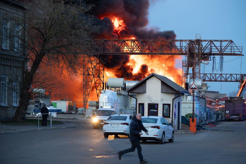 Dalis vilniečių negavo perspėjimo apie didžiulį gaisrą: ministrė sako, kad reikės tai išsiaiškinti