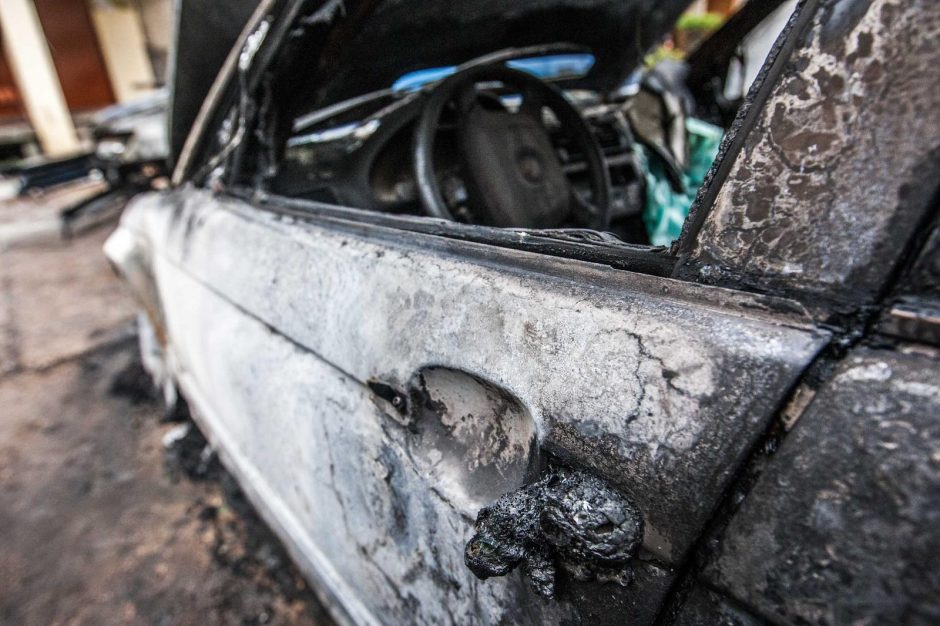 Po sudeginto automobilio – nerimas dėl gyvybės 