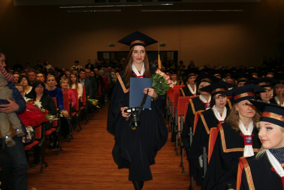 LSMU absolventams įteikti diplomai