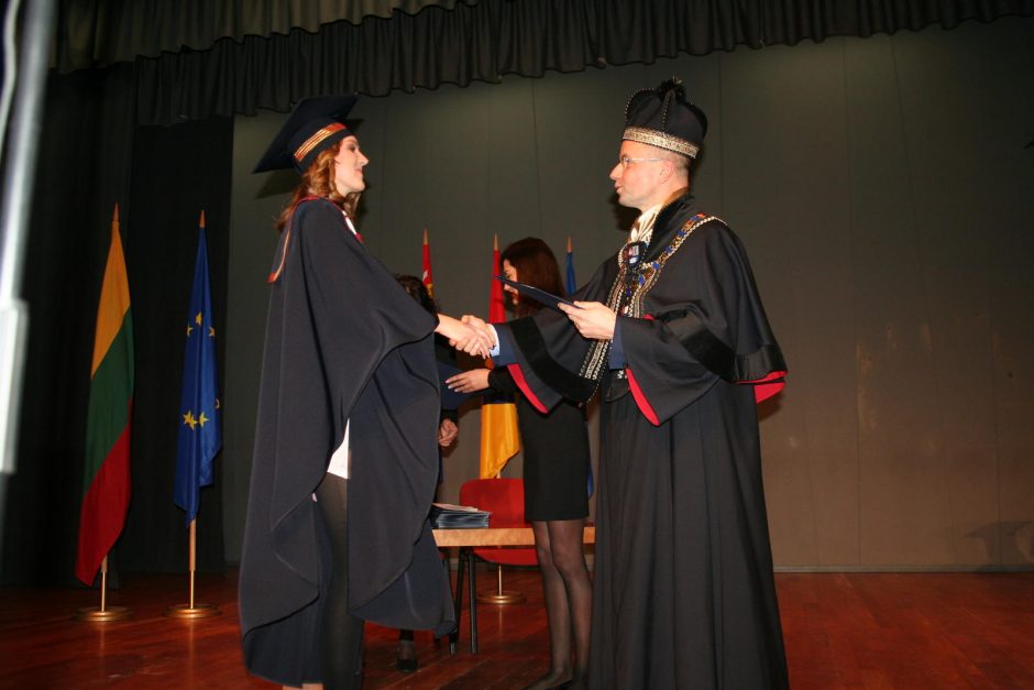 LSMU absolventams įteikti diplomai