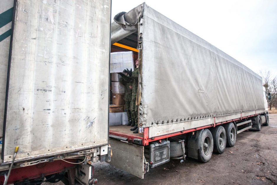 Į sunkvežimius kraunama parama Ukrainai