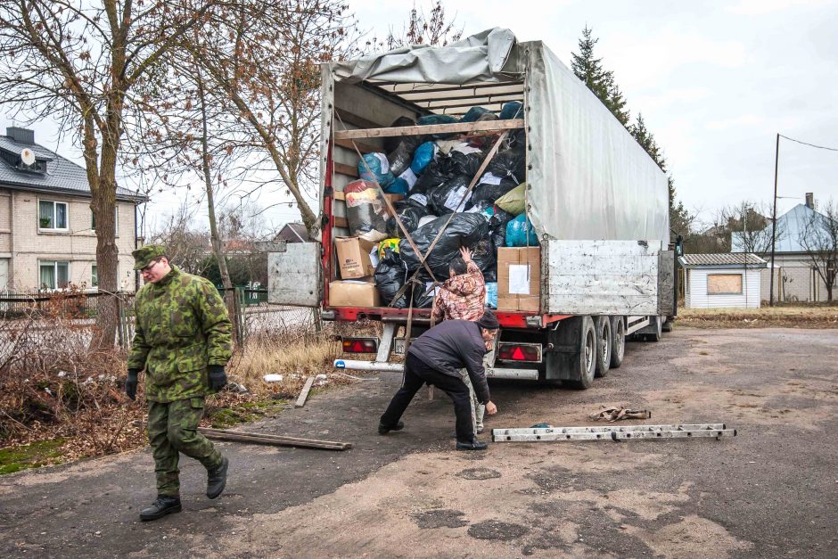 Į sunkvežimius kraunama parama Ukrainai