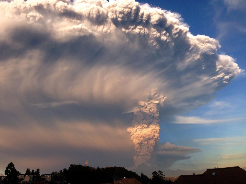 Vėl išsiveržė pusšimtį metų miegojęs Čilės ugnikalnis