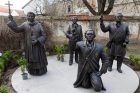 Naujos skulptūros prie Pranciškonų bažnyčios Vilniuje