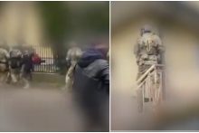 Paviešino vaizdo įrašą, kaip sulaikomi L. Volkovo užpuolimu įtariami vyrai