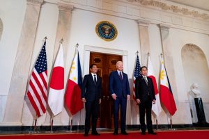 Augant įtampai dėl Kinijos, J. Bidenas žada tvirtai ginti Filipinus ir Japoniją