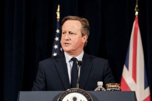 D. Cameronas: JK nestabdys ginklų eksporto į Izraelį