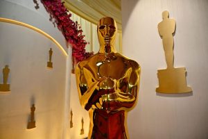 Holivudas rengiasi „Oskarų“ ceremonijai: sėkmė prognozuojama „Openheimeriui“