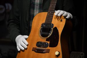 Aukcione parduodama kultinė K. Cobaino gitara: tikimasi gauti 730 tūkst. eurų