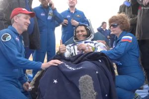 Maskva: iš TKS grįžo du rusų kosmonautai ir JAV astronautas