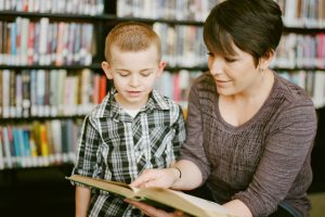 Mokytoja pataria, kaip nenorintį skaityti vaiką sudominti knygomis