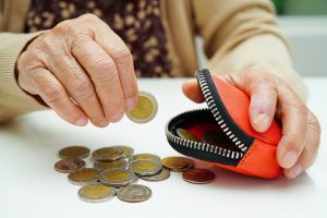 Siūlo nutraukti pensijų kaupimą tik ištikus didelei negaliai