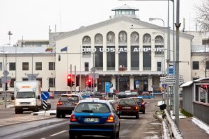 Tokių iššūkių Vilniaus oro uostas nematė 12 metų: kai kurie keleiviai jautėsi palikti „ant ledo“
