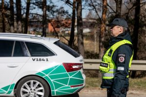 Vilniuje BMW rėžėsi į du automobilius