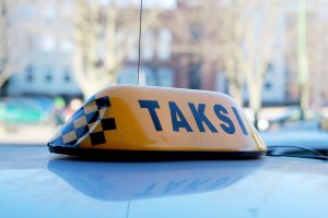 Klaipėdiečius nustebino taksi kainos Naujųjų naktį: už kelionę – dvigubas tarifas?