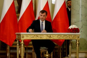 Lenkijos teisingumo ministras: Lenkija neprivalo mokėti ES teismo skirtų baudų