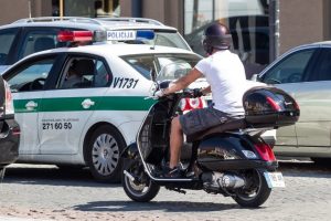 Kaune susižalojo mopedo vairuotojas, kurį tempė automobilis