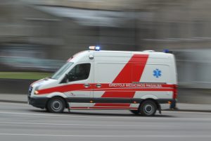 Klaipėdos rajone nuo kelio nuslydęs BMW susidūrė su automobiliu, sužaloti trys žmonės