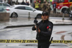 Turkijoje sulaikyti dešimtys asmenų dėl įtariamų ryšių su grupuotės IS džihadistais