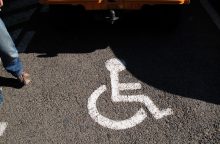 Seimas linkęs palengvinti neįgaliųjų automobilių parkavimą