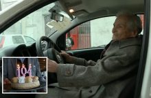 Vairuotojo pažymėjimo netekusi 104-erių moteris piktinasi: be automobilio negali nusipirkti malkų